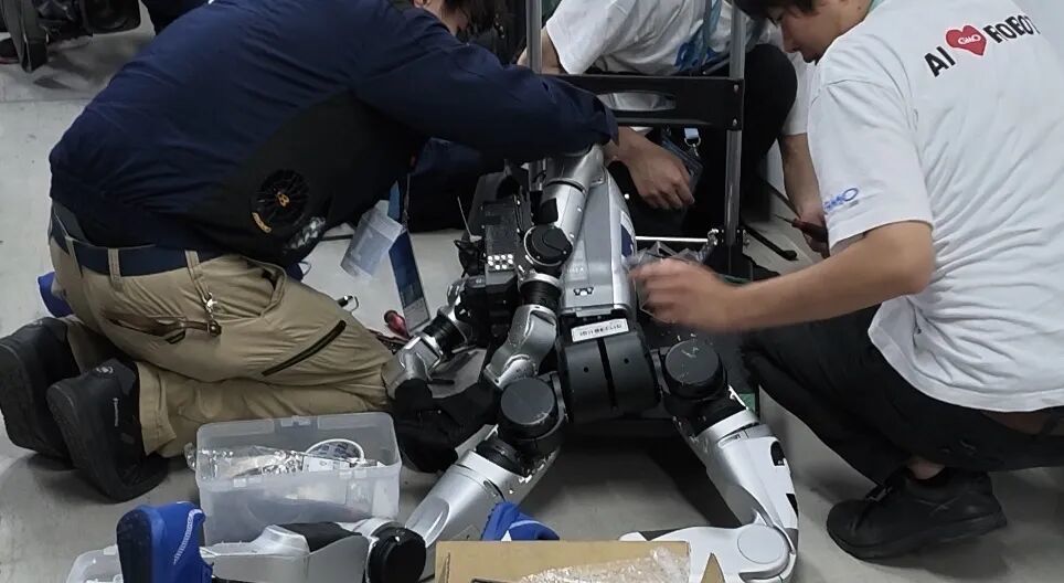 技术人员场外检查维修参赛机器人。刘佳摄