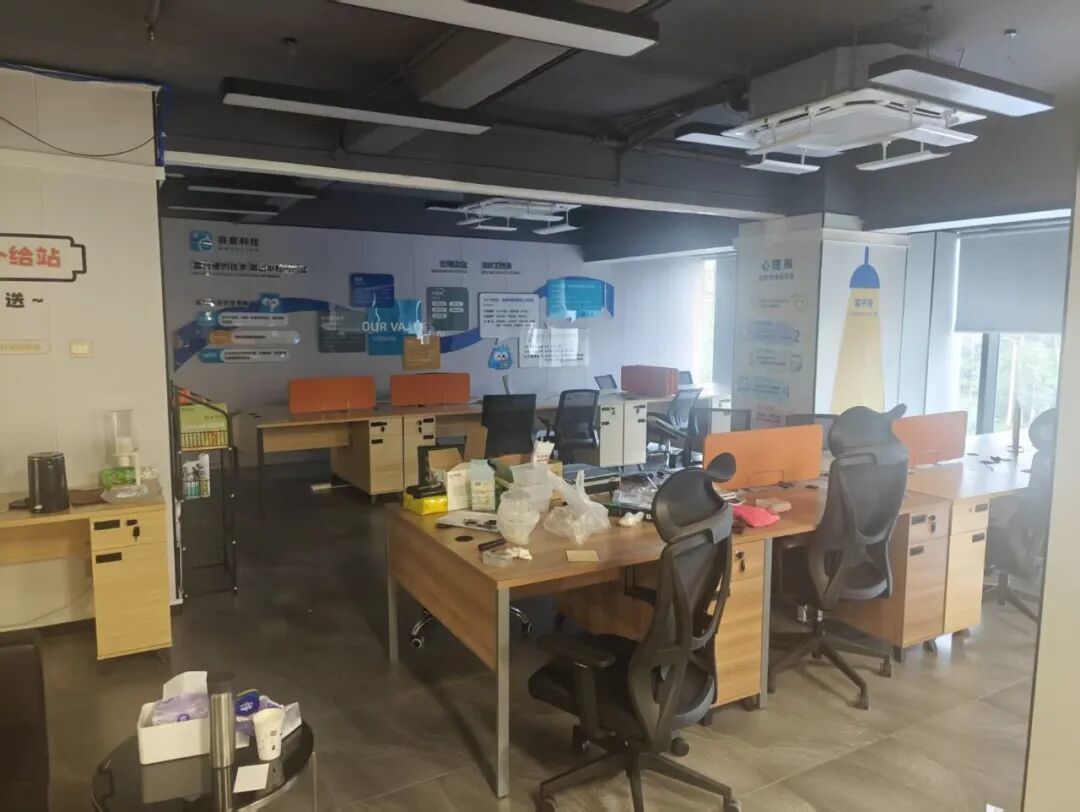 *人走楼空的办公室（景恩供图）