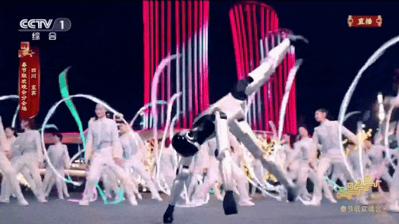 极限30天机器狗爆改大熊猫！揭秘春晚百台级机器人群控演出