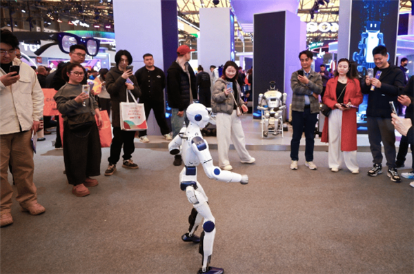 全球首款！宇树京东定制人形机器人亮相
