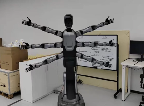 美的机器人“美罗U”首亮相：6臂协同作业 年底进厂“打工”