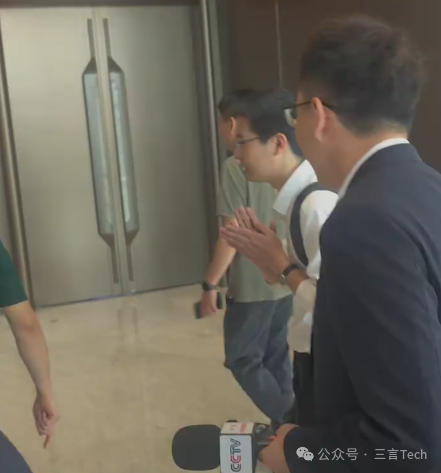 机器人大会众星云集，峰哥差点踹坏机器人