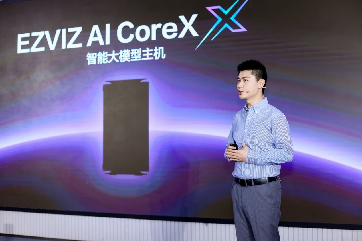 萤石推出AI硬件新品 ：AI随身拍Pika配备前后双4K摄像头