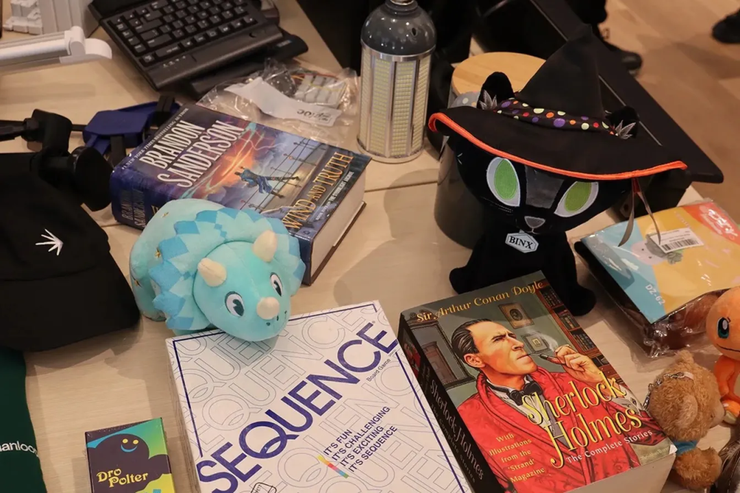 这些是Claude们替主人谈下来的闲置物品：一只蓝色三角龙、一本福尔摩斯全集、一盒桌游……每一样背后都是一场AI对AI的谈判。