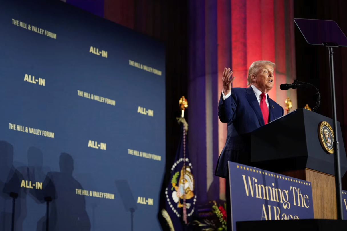 美媒曝特朗普统一AI监管内幕：硅谷施压白宫，黄仁勋警告美国输掉竞争