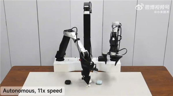 小米开源Xiaomi-Robotics-0后训练全流程！机器人秀神操作：丝滑连续收纳耳机