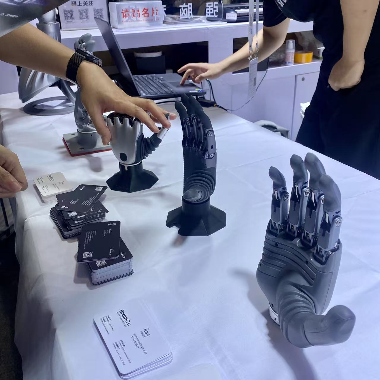 强脑科技展示多款灵巧手产品 图片来源:财联社记者/摄