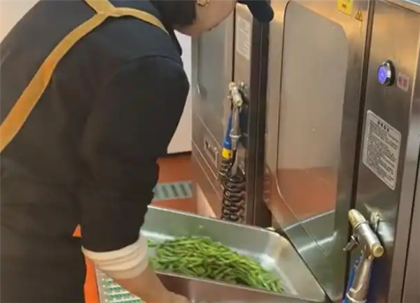 社区食堂引入2台6万元的炒菜机器人 油盐配比精准到克