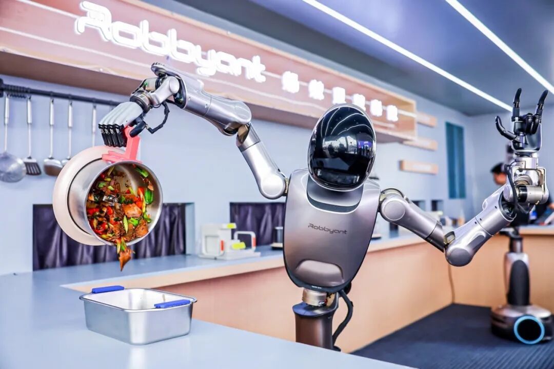 ▲ 灵波科技首款机器人 Robbyant-R1