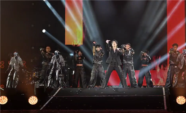 中国人形机器人“跳”进演唱会，马斯克点赞称“印象深刻”