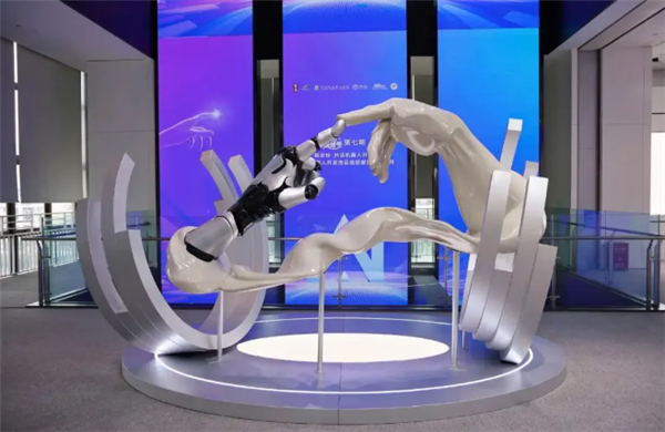 全球首个！商用服务机器人体验中心在深圳启用