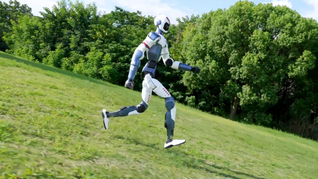 ▲宇树R1人形机器人