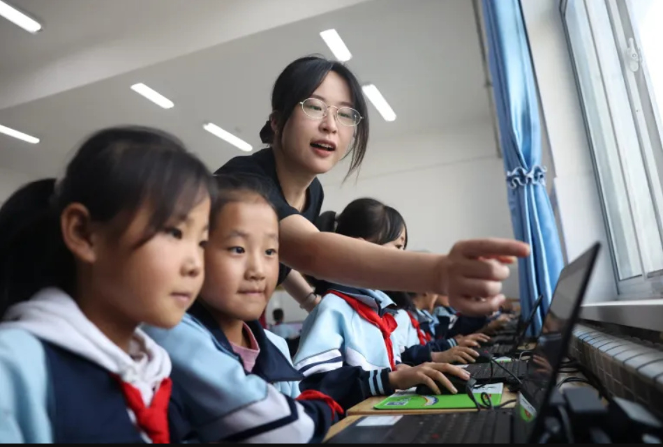 甘肃省定西市漳县盐川学校的孩子们学习AI知识。新华社