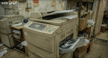 AI错误生成的自循环打印机，被B站网友解读出更多深意。（图/疯四娘创作AI视频《守夜人与摇篮曲》）