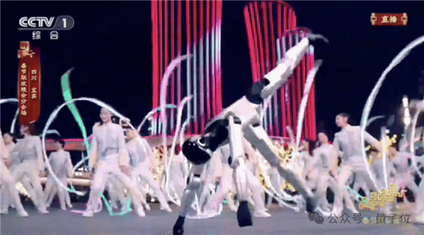 极限30天机器狗爆改大熊猫！揭秘春晚百台级机器人群控演出