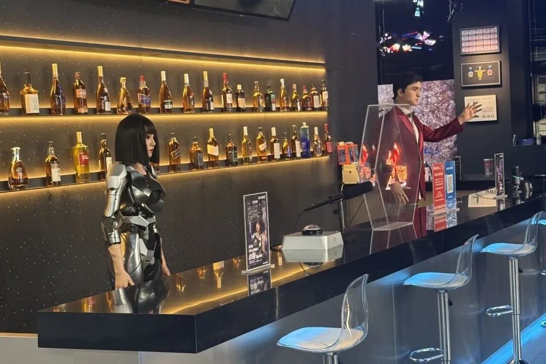 ▲ 机器人主题餐厅里的“小柒”和“希尔”。图 / 作者供图