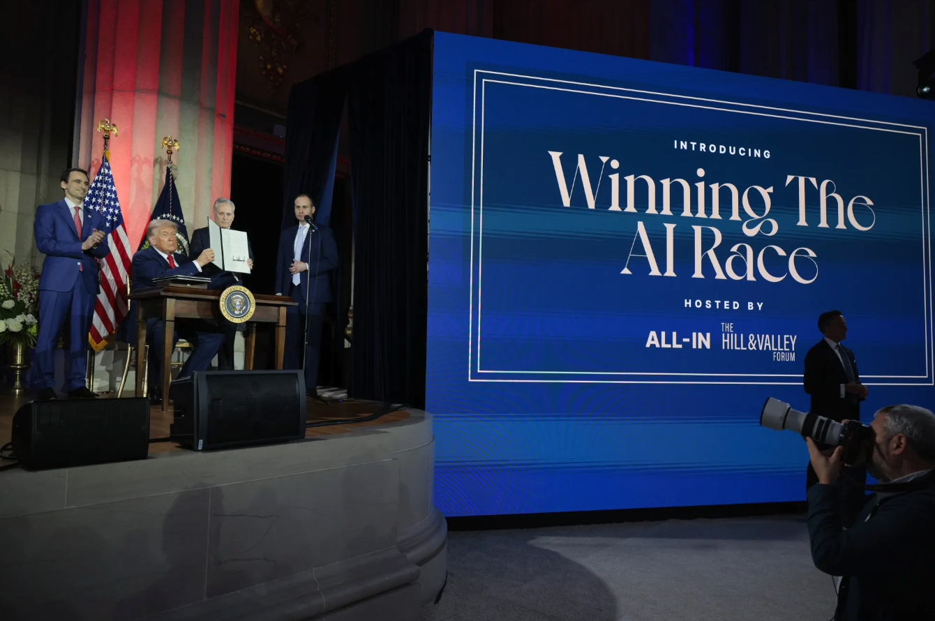 特朗普签署行政令要赢得AI竞赛