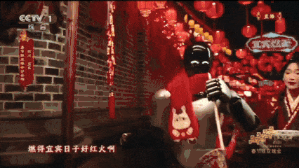 极限30天机器狗爆改大熊猫！揭秘春晚百台级机器人群控演出