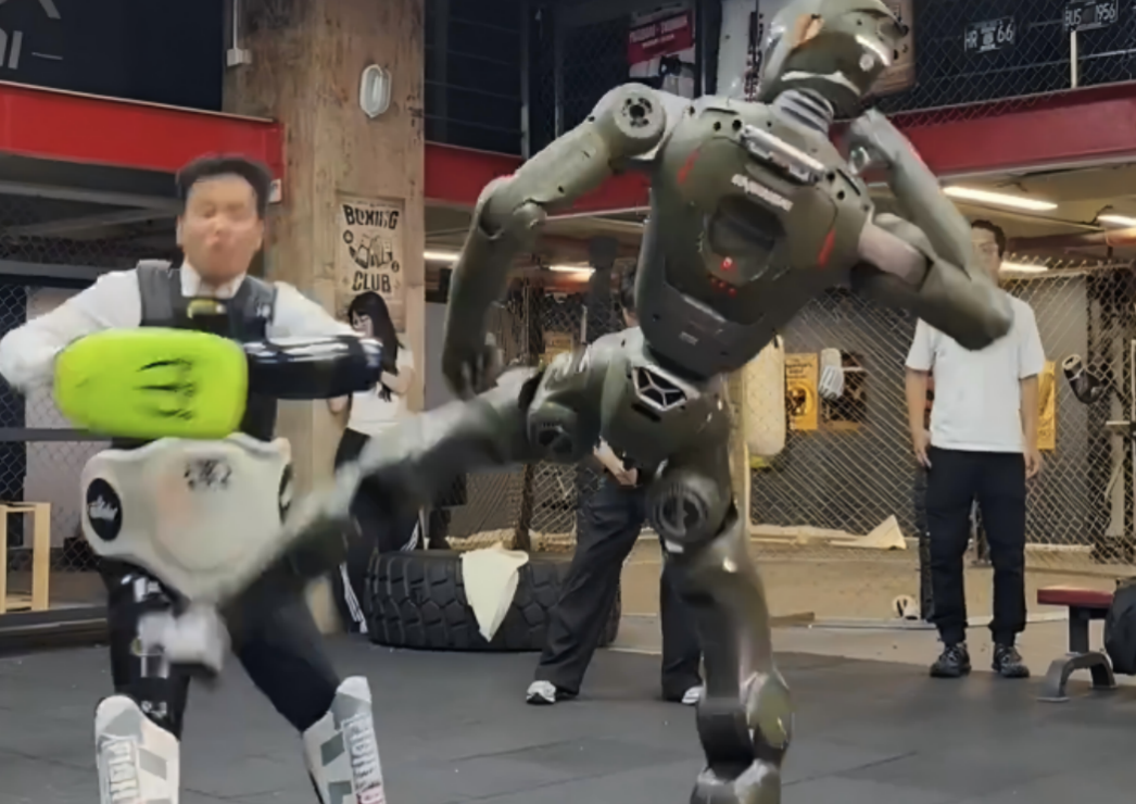 何小鹏刘强东看好的男人，被自家机器人踹翻