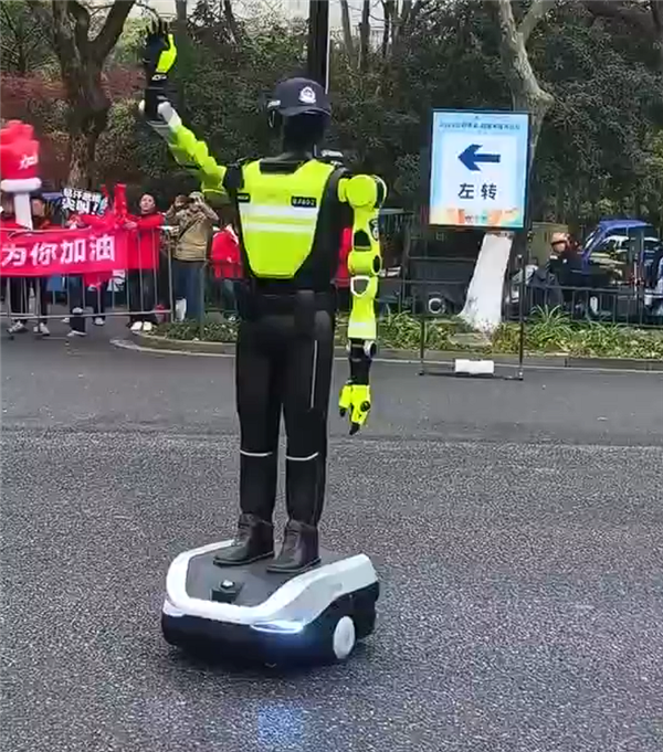 跑马拉松护航的居然是AI机器人：和真人指挥动作无异