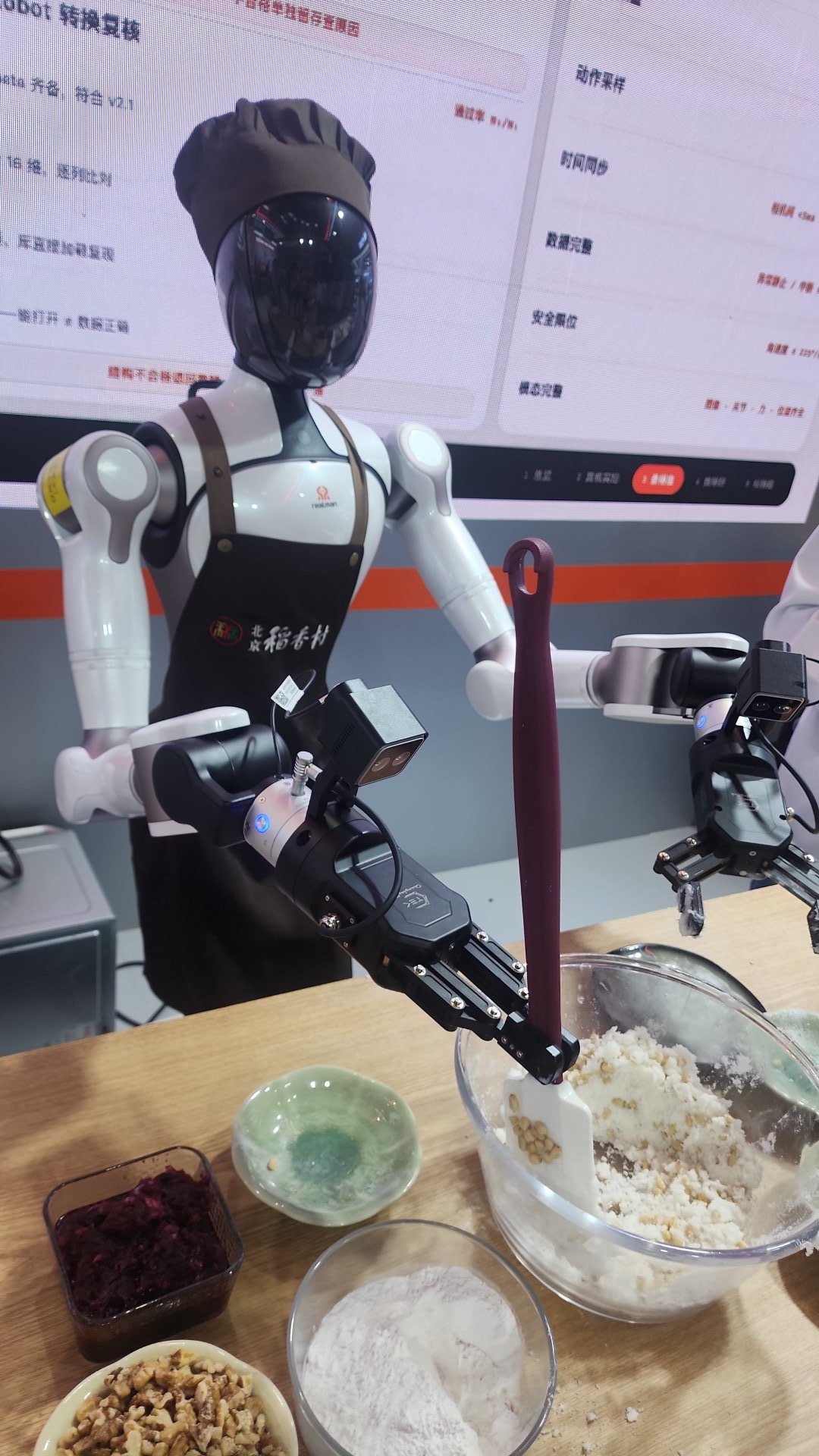 机器人现场做月饼 图片来源:每经记者 杨卉 摄
