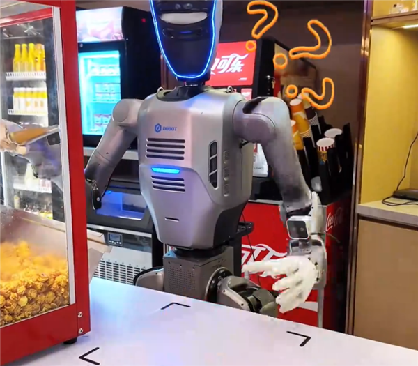 机器人上岗电影院忙坏了！单日工作14小时做1000杯爆米花