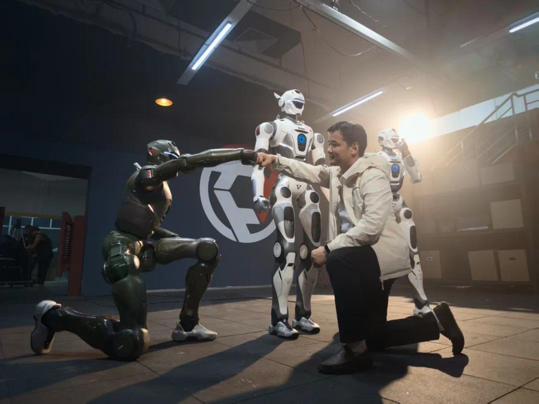 众擎全尺寸人形机器人T800发布：18万元起售，体能超90%成年男性