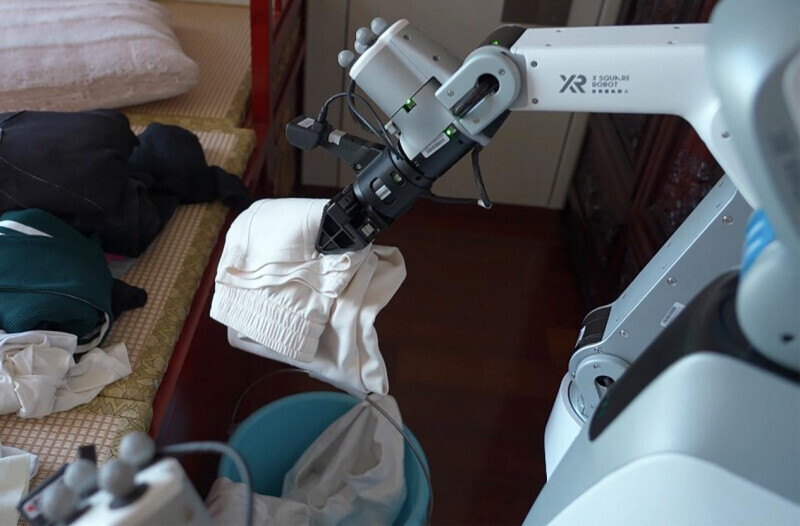 （自变量机器人在深圳市民家中干活）