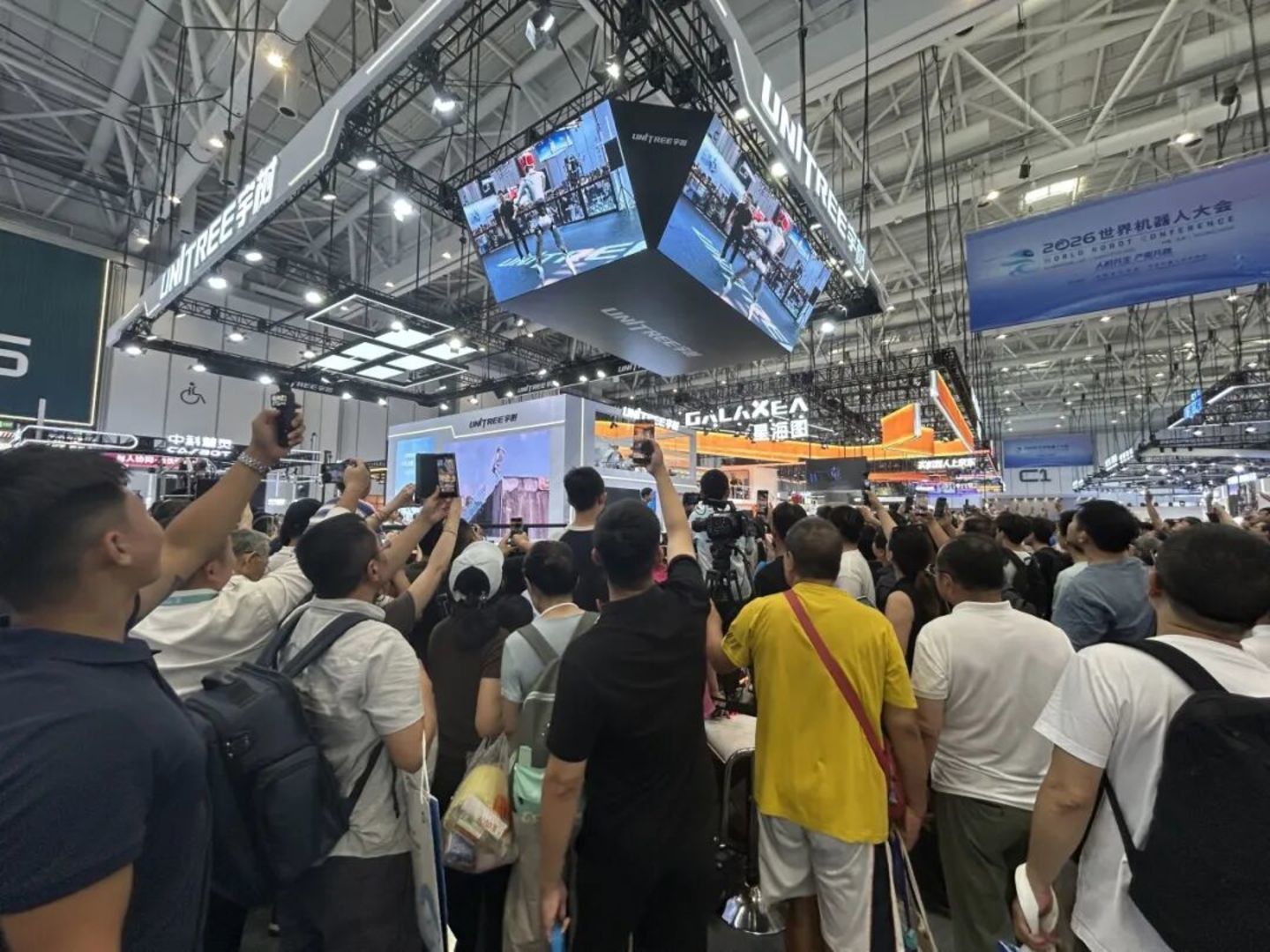 宇树展台的机器人格斗吸引了众多观众