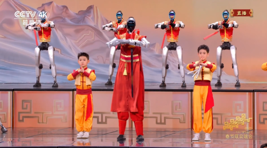 春晚宇树机器人“摔倒”在地，宇树CEO王兴兴回应称是剧情需要