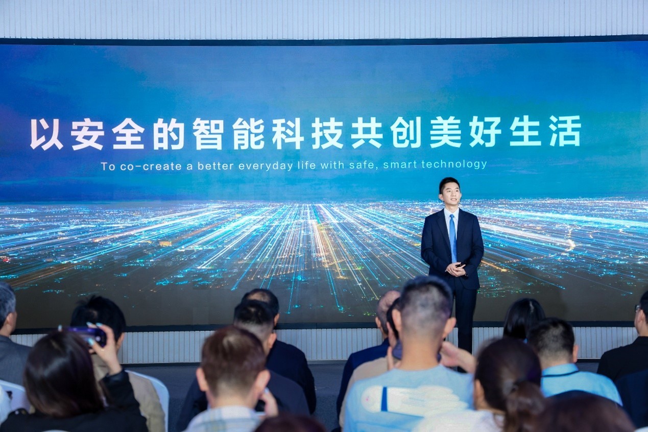 萤石推出AI硬件新品 ：AI随身拍Pika配备前后双4K摄像头