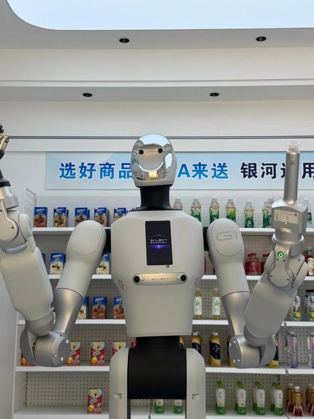 人形机器人“小盖”。图/九派新闻 蔡晓萱