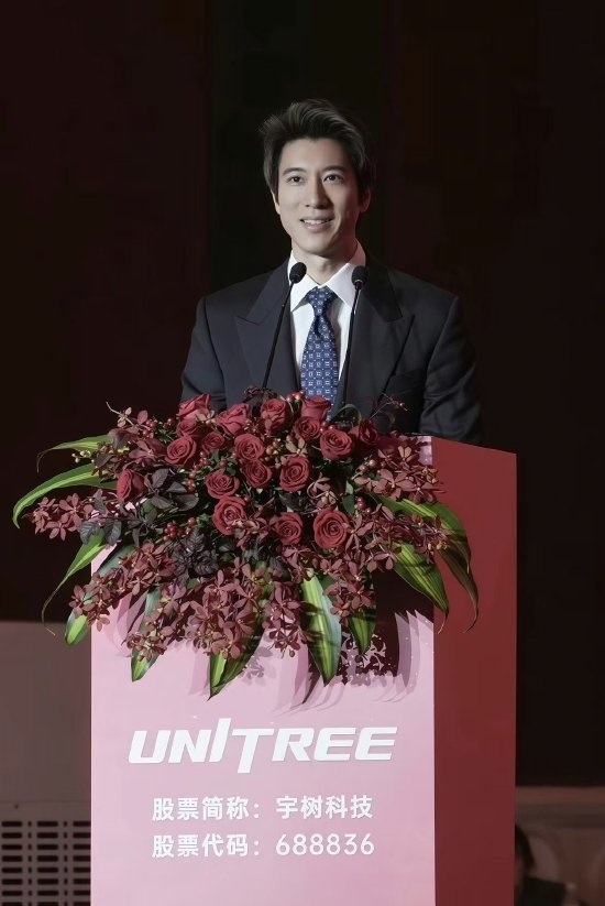 王力宏透露与宇树合作过程:演出前一晚机器人出现Bug 宇树团队通宵写代码解决