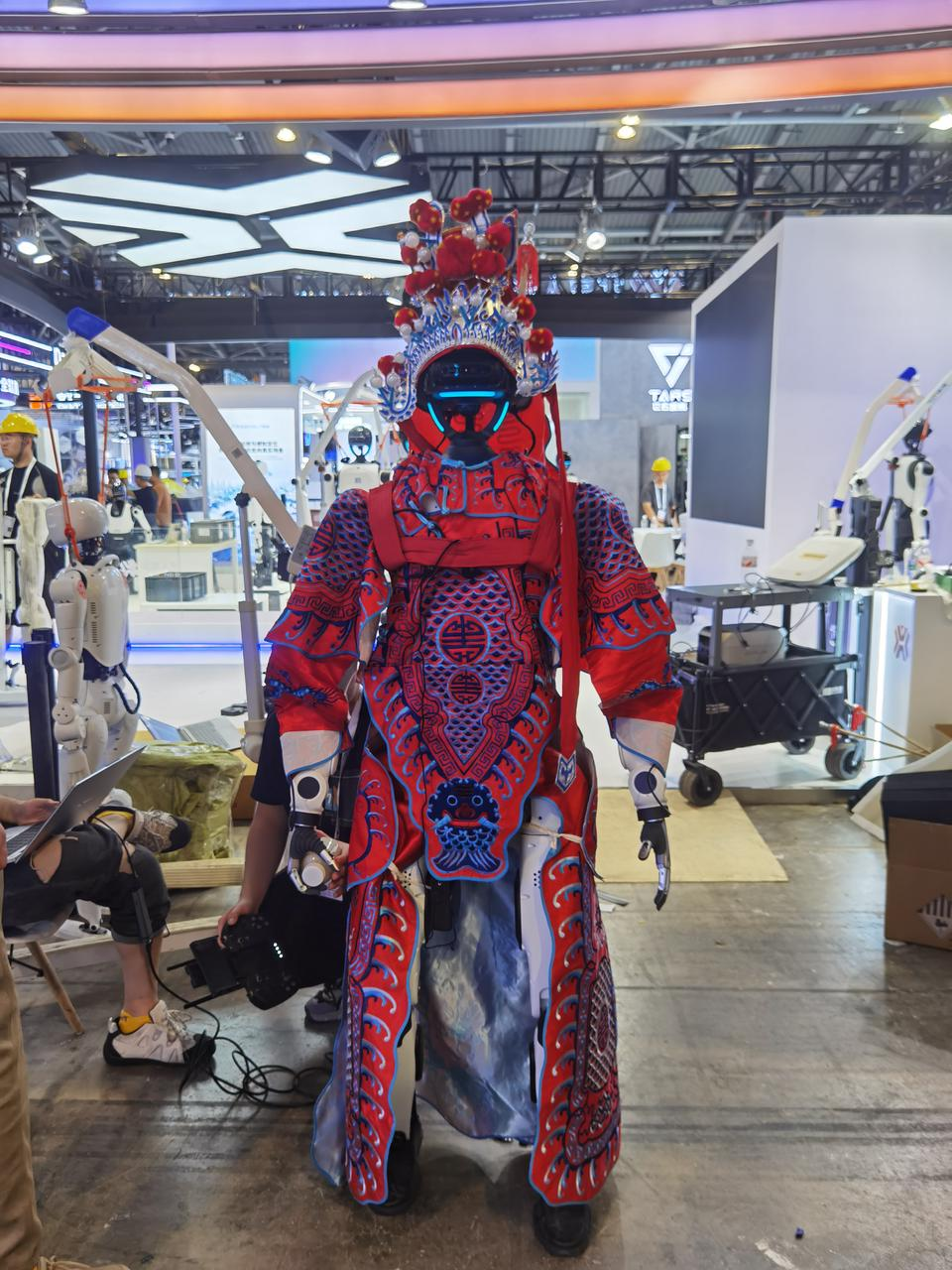 天工3.0穿非遗服饰巡馆,图片来源:北京人形