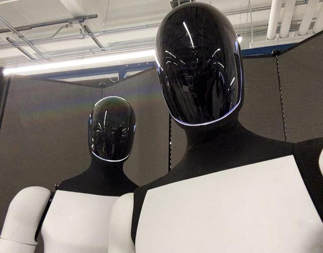 马斯克：Optimus人形机器人复数形式为Optimi