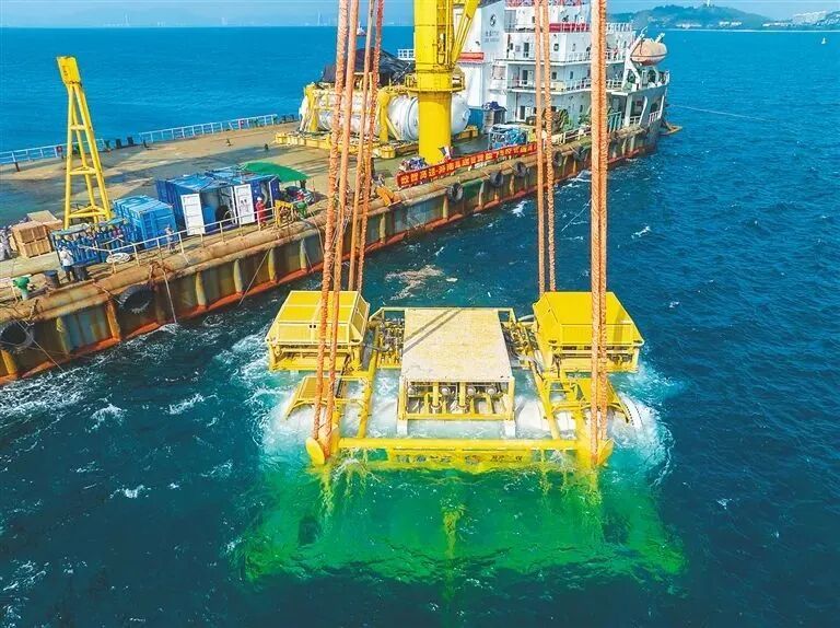 海南陵水海底智算舱下水现场