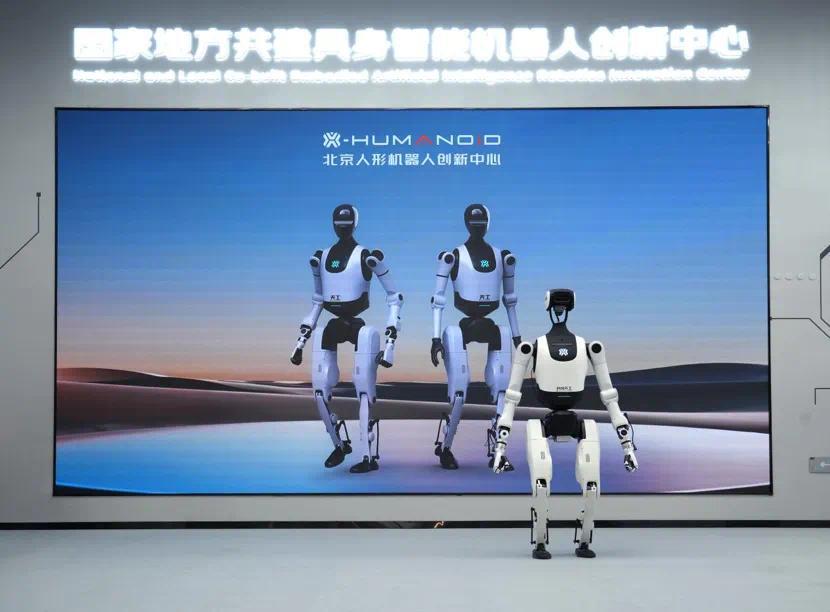 全国首个全自主人形机器人导览解决方案发布 可控制展区灯光