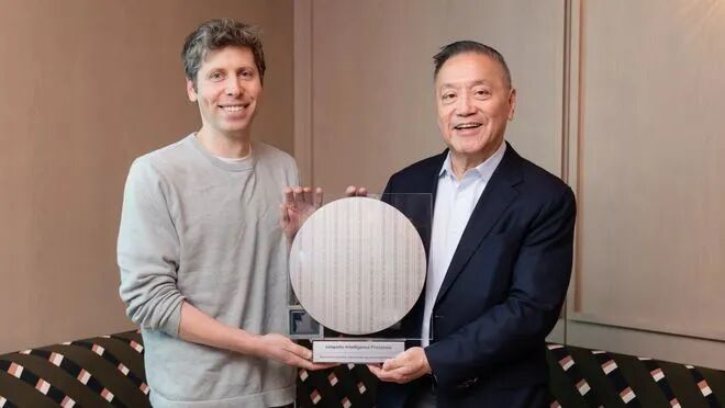 博通CEO Hock Tan 将芯片晶圆交给 Sam Altman
