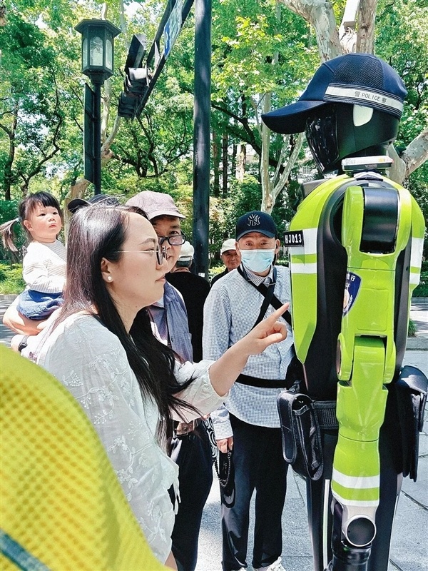 全国首个交管机器人中队正式上岗：15台机器人成街头顶流