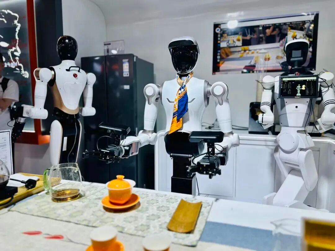 睿尔曼智能发布两款RealBOT机器人:50000小时可靠运行瞄准产业落地