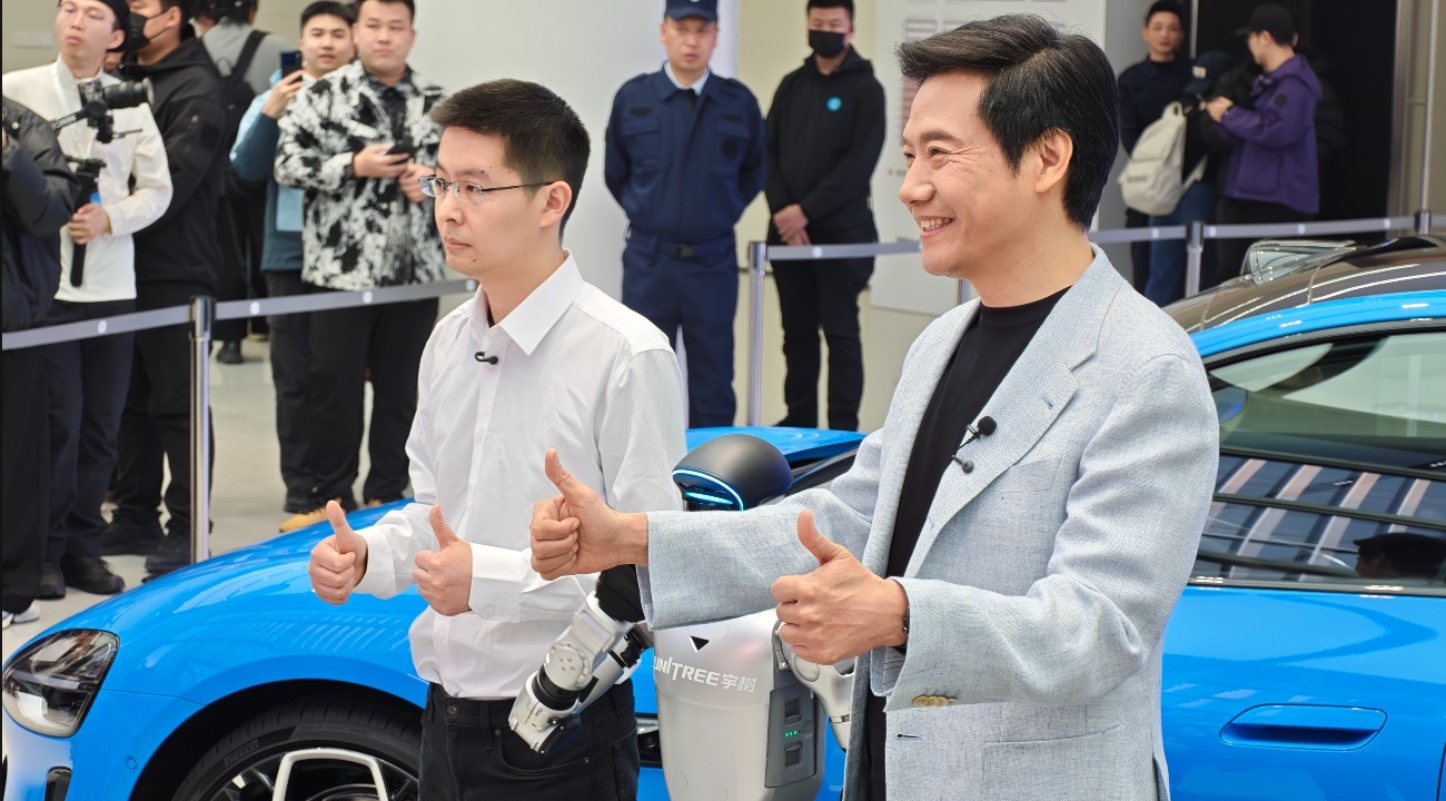 宇树王兴兴亮相小米SU7发布会，与雷军同框探讨人机协作