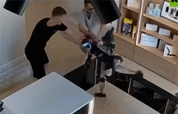 俄罗斯一机器人遭推搡后腾空飞踢顾客：已被送去重启
