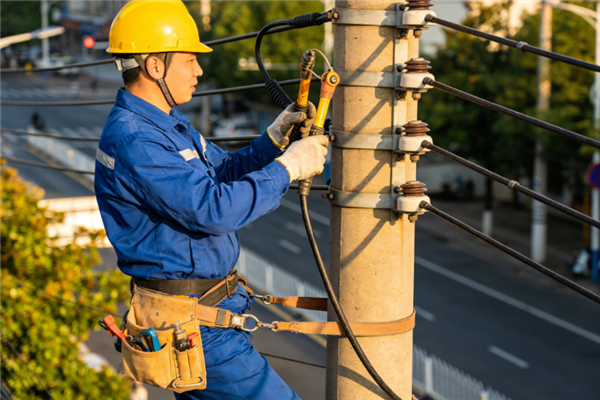 比白领更吃香！电工成AI时代最抢手蓝领工作：年薪最高超过82万元