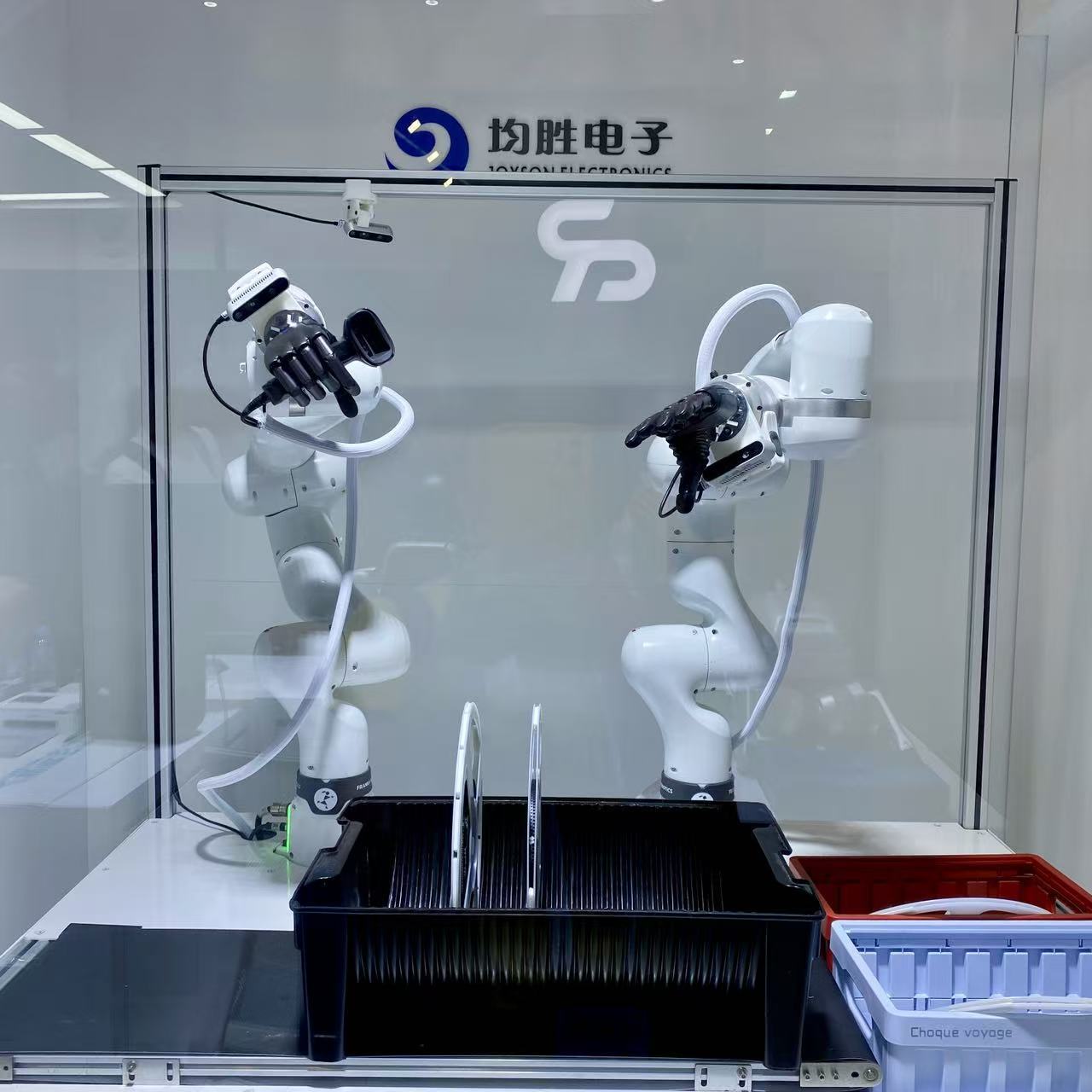 均胜电子机械臂作业现场 图片来源:财联社记者/摄