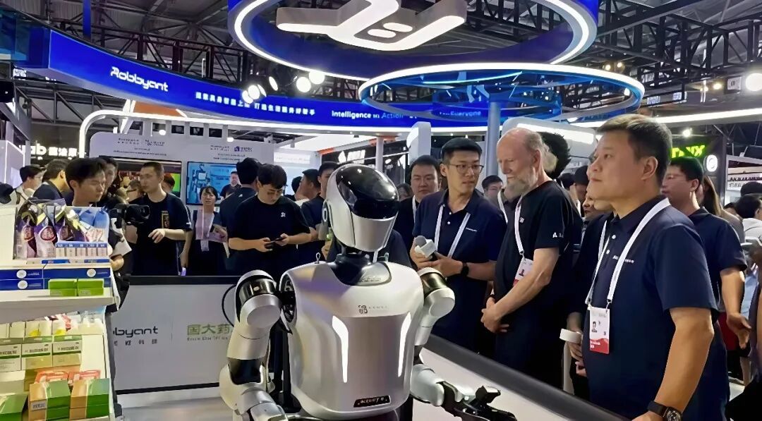 理查德·萨顿,强化学习之父、图灵奖得主,参观蚂蚁灵波展区。