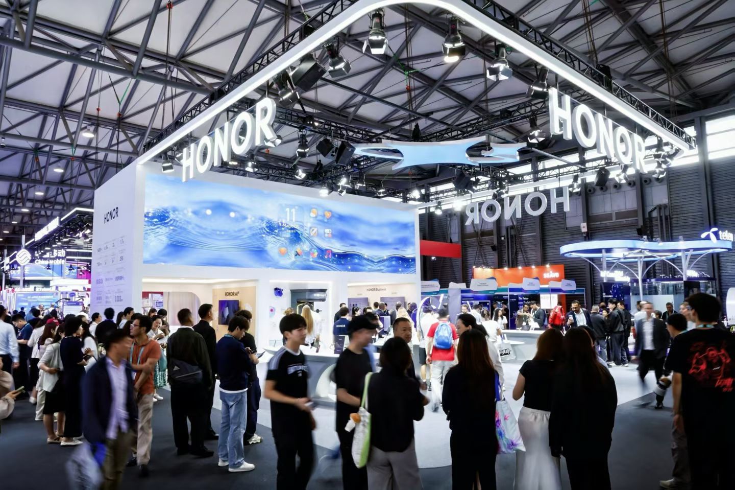 终端厂商集体All in AI OS，荣耀的Agentic OS意味着什么？
