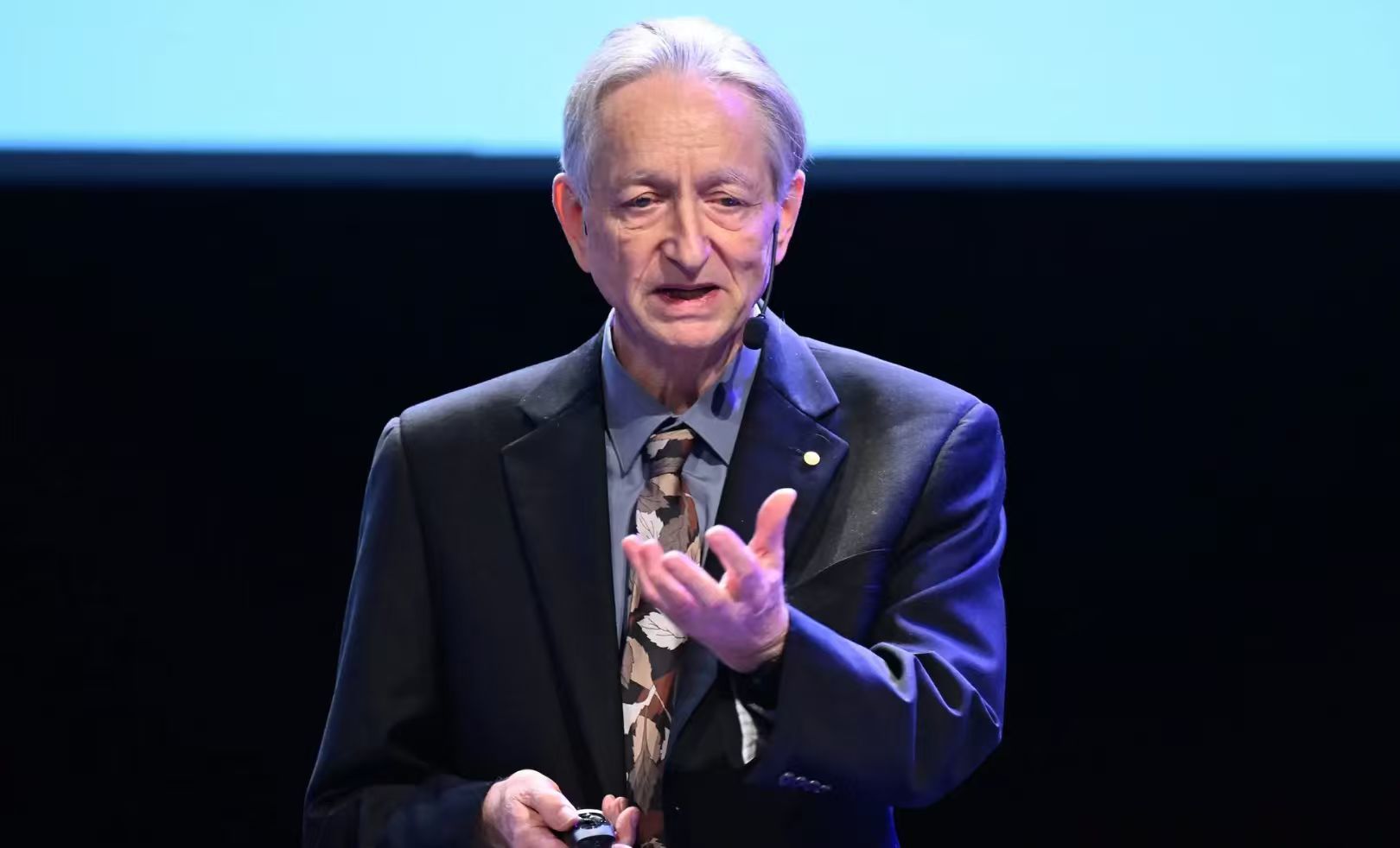 “AI教父”辛顿发出警告：2026年AI会更强，将引发新一波失业潮