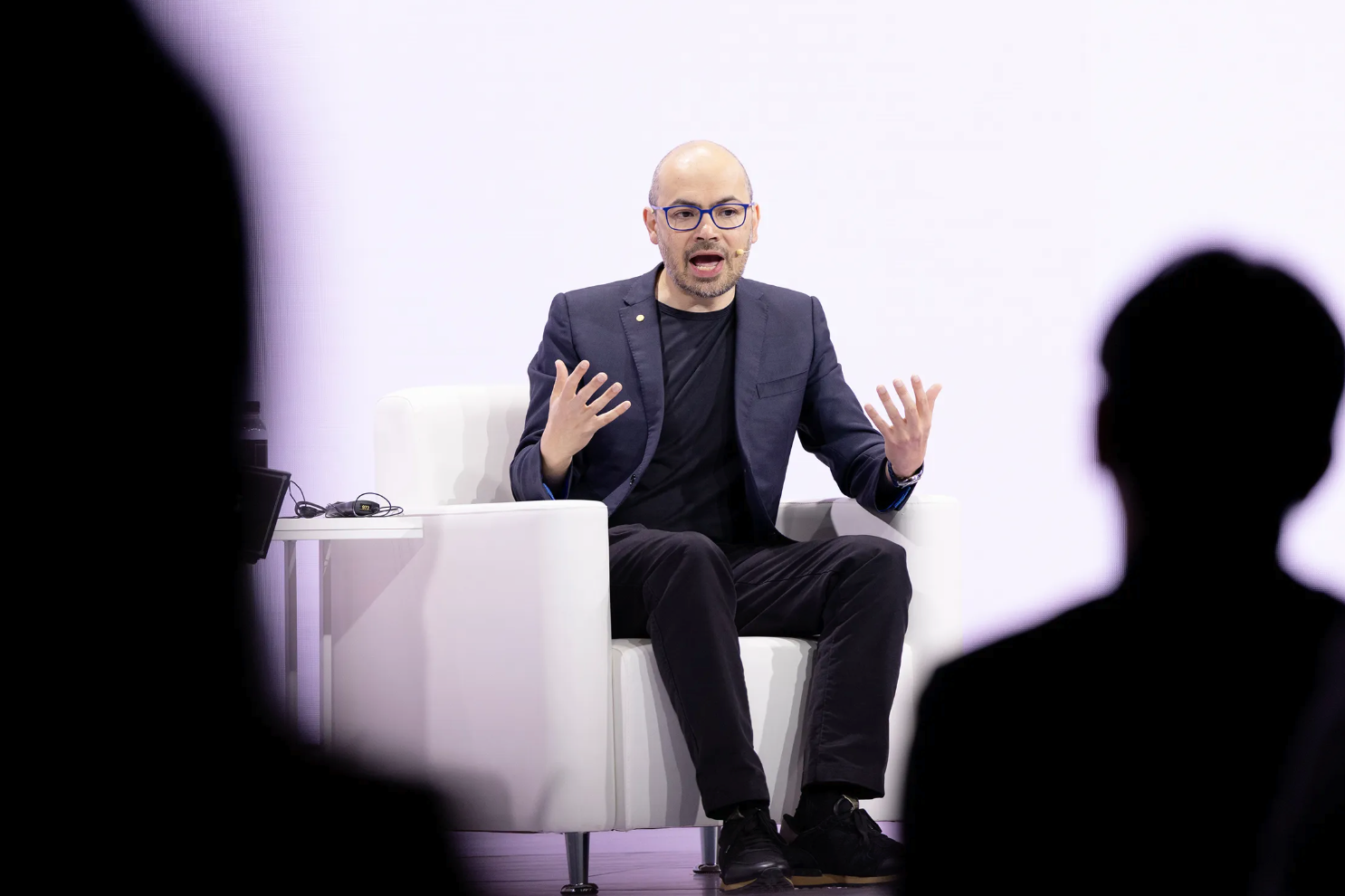 谷歌DeepMind CEO批评“AI裁员论”：别有用心 取代开发者是重大错误
