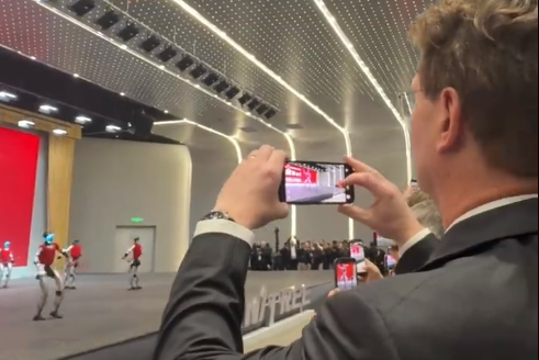 奔驰宝马CEO围观宇树机器人：一个垫着脚 一个录视频发家人