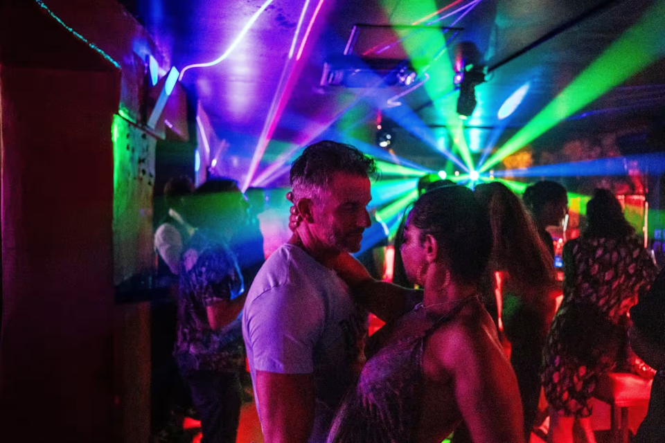 一对情侣在法国南部一家夜总会跳舞。专家警告称，人工智能法律未能解决人们对其影响人际交往能力的担忧。 © Jc Milhet/Hans Lucas/AFP/Getty Images